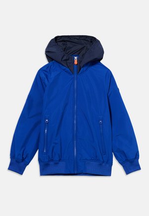 Blaue Kapuzenjacke mit Frontreißverschluss, seitlichen Reißverschlusstaschen, elastischen Bündchen und dunkler Innenfütterung an der Kapuze, flach auf einem weißen Hintergrund liegend.