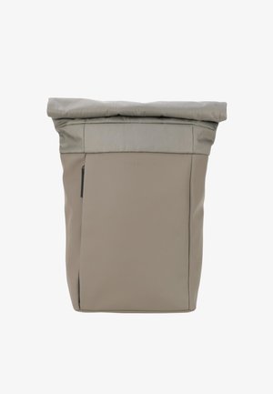 Zaino a roll-top in materiale sintetico grigio chiaro con una texture liscia, valorizzato da un pannello grigio scuro e dettagli a zip laterali.