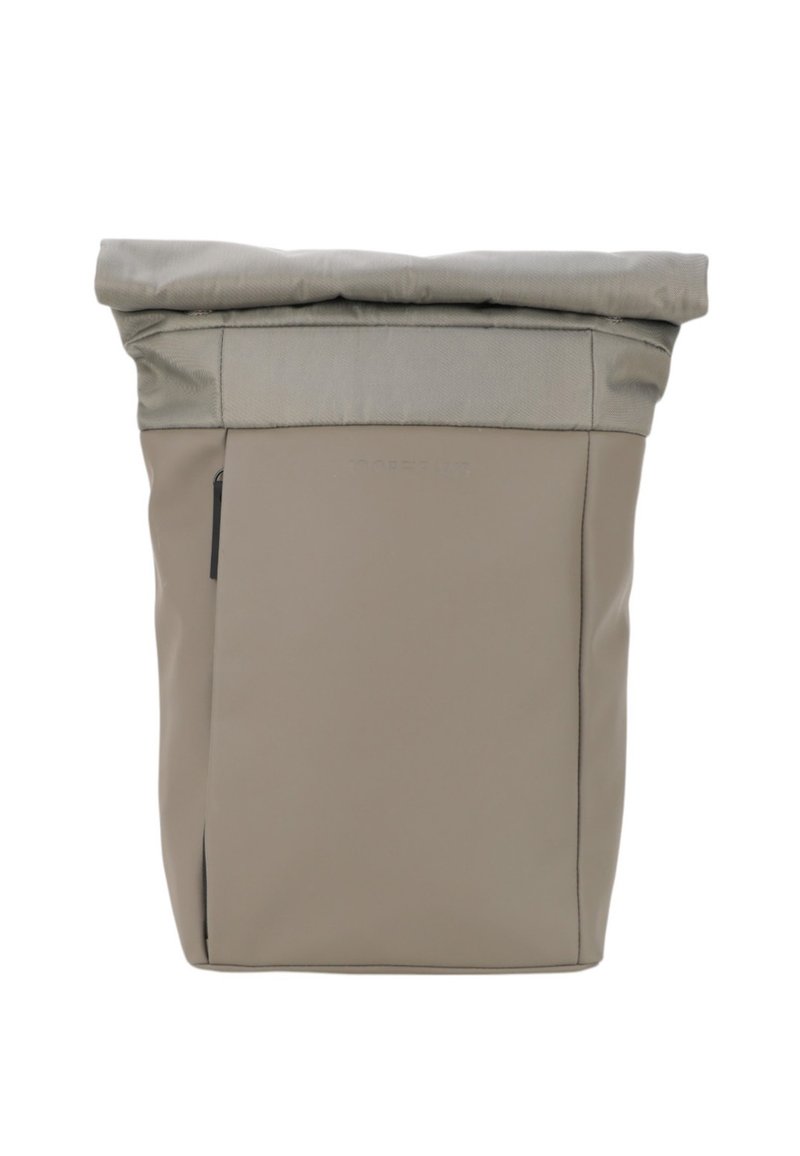 Plecak z klapą na rolkę w jasnoszarym syntetycznym materiale o gładkiej fakturze, z akcentem w postaci ciemniejszego szarego panelu i bocznego zamka błyskawicznego.