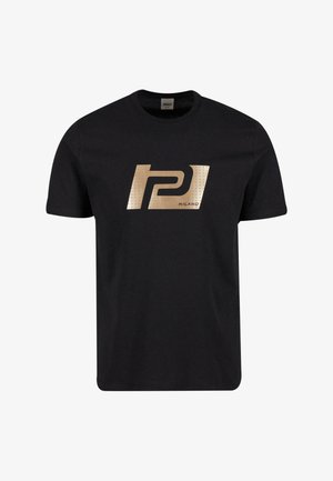 Fekete pamut póló arany és ezüst grafikával ellátott logóval, amelyen a "P2" és a "MILANO" felirat látható. Röpke ujjú és klasszikus kerek nyakú kialakítás.