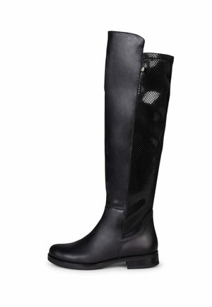Bota negra para mujer hasta la rodilla con parte frontal de cuero liso y parte trasera texturizada con patrón de serpiente, tacón bajo y puntera redondeada.