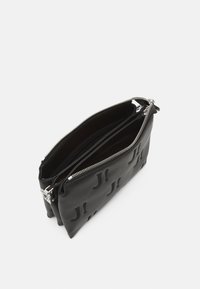 Borsa in pelle nera con motivi in rilievo, dotata di due scomparti con zip e hardware in tonalità argento. Texture liscia, forma rettangolare.