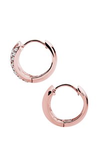 Boucles d'oreilles créoles en or rose avec une finition lisse et un accent sur le côté en cristaux transparents, dotées d'un mécanisme de fermeture sécurisé. Marquées 925.