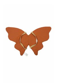 Alas de mariposa naranja hechas de tela con una superficie texturizada. Presentan correas doradas que conectan las alas en el centro.
