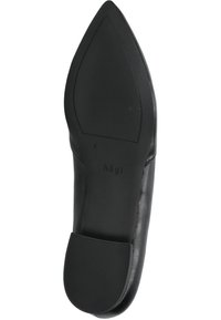 Zapato de cuero negro con diseño de punta afilada, textura suave y una suela de goma negra resistente. Marca sutil visible en la plantilla.