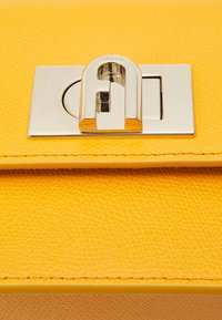Furla MINI CROSSBODY - Borsa a tracolla - curcuma