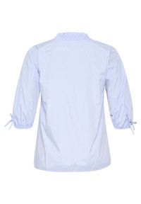Blusa a rayas azul claro, con un cuello alto, mangas abullonadas elásticas con lazos y una textura suave. Se muestra la vista trasera.