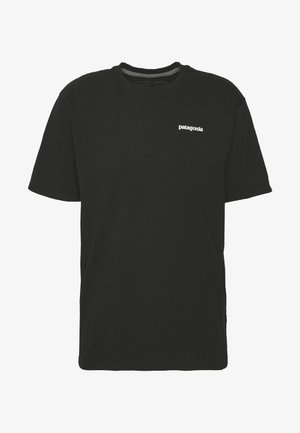 T-shirt en coton noir à manches courtes, col rond, avec un petit logo "Patagonia" en blanc sur la poitrine. Design simple et sans ornement.