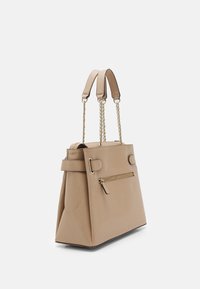 Beige syntetisk taske med to korte håndtag og en guld kædestrop. Har en lynlås lomme og et struktureret design.