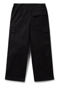 Černé cargo kalhoty s elastickým pasem, dvěma bočními cargo kapsami a jednou zadní kapsou. Vyrobené z pevné tkaniny, s volným střihem.
