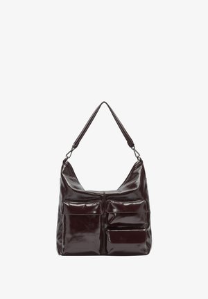 Ciemnobrązowa skórzana torba na ramię z trzema przednimi kieszeniami, jedną szeroką rączką i srebrnymi metalowymi zapięciami.