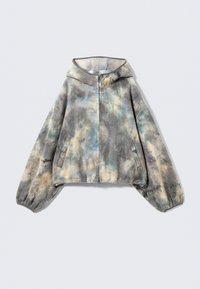 Fleecejakke med tie-dye mønster i grå, blå og beige. Har glidelås foran, hette og to sidelommer. Myk tekstur og løs passform.
