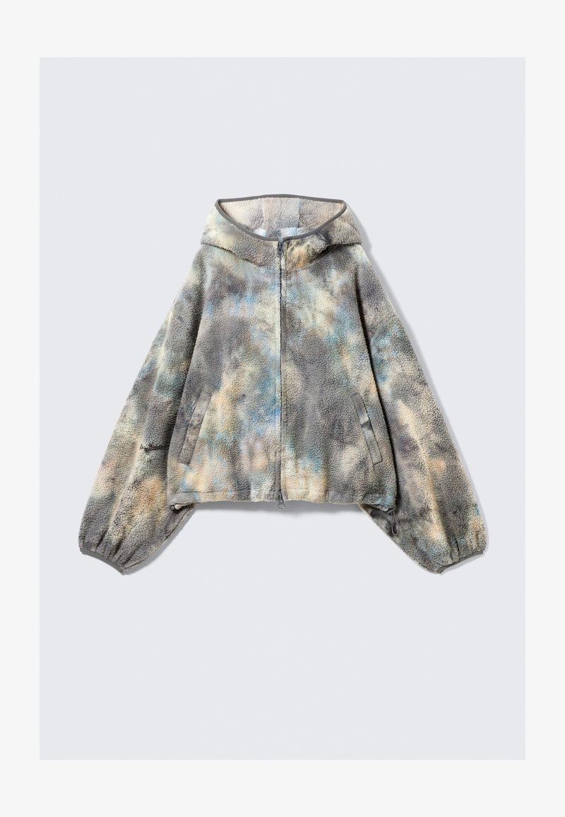 Chaqueta de forro polar con un patrón de tie-dye en gris, azul y beige. Presenta un cierre de cremallera en el frente, capucha y dos bolsillos laterales. Textura suave y corte holgado.