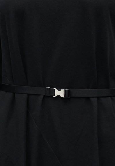 Μαύρο φόρεμα από ύφασμα με εφαρμοστή μέση, διακοσμημένο με μια κομψή μαύρη ζώνη και μεταλλική ασημένια πόρπη στο μπροστινό μέρος. Λείο ύφασμα, μινιμαλιστικός σχεδιασμός.