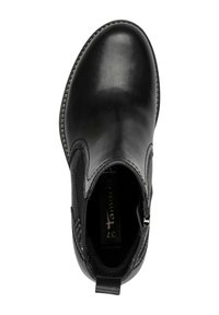 Černá kožená kotníková botka s elastickými bočními panely, kulatou špičkou, dekorativním prošíváním a poutkem pro snadné obouvání. Plochá podešev.