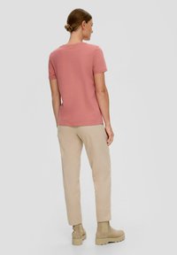 s.Oliver MIT LOG - T-shirt imprimé - altrosa