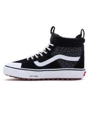 Baskets montantes noires avec panneau en imprimé léopard, accents blancs et semelle en caoutchouc épaisse. Comprend du suède noir et un design à lacets.