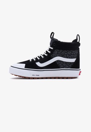 Czarne sneakerki wysokie z leopardzim wzorem, białymi akcentami i grubą gumową podeszwą. Posiadają czarny zamsz i sznurowane wykończenie.