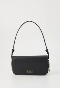 Melna ādas rokassomiņa ar strukturētu dizainu, zelta toņa metāla aksesuāriem un vienu regulējamu plecu siksnu. Aprīkota ar logotipa plāksni.