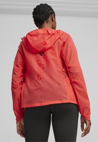 Rote leichte Jacke mit Kapuze, mit strukturiertem Finish und großem "SEASON"-Druck auf dem Rücken. Verstellbarer Kordelzug am Hals.