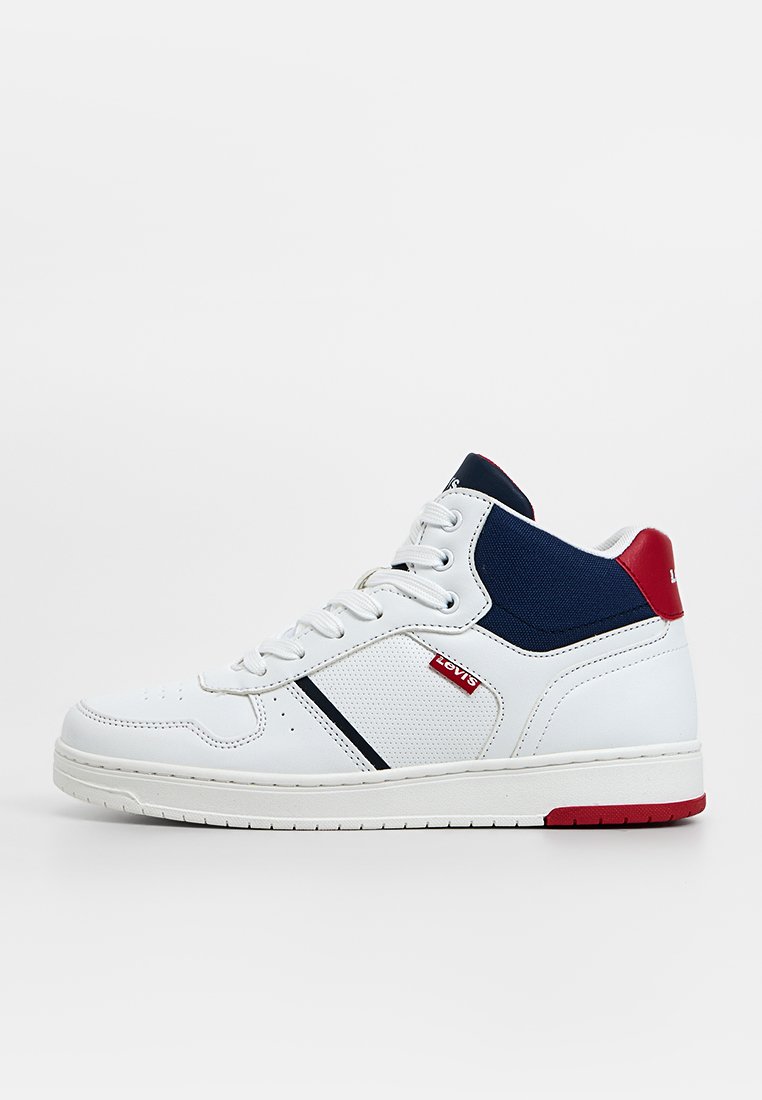 Baskets montantes blanches avec semelle en caoutchouc, détails perforés, col en textile bleu, accents rouges et rayure noire. Logo Levis sur le côté.
