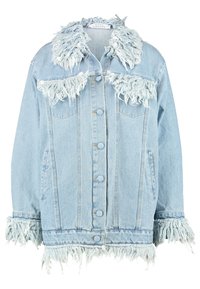 Giacca di jeans azzurro chiaro con bordi sfrangiati, colletto shaggy prominente e tasche frontali. Presenta una chiusura con bottoni e dettagli testurizzati.