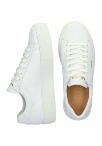 Weiße Ledersneaker mit abgerundeten Zehen, flachen Schnürsenkeln und einer strukturierten Gummisohle. Goldenes Logo-Detail an der Seite. Minimalistisches Design.