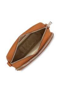 Una pochette in pelle marrone con zip argentata, dotata di un interno spazioso foderato in beige chiaro e senza scomparti aggiuntivi.