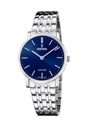 Orologio in acciaio inossidabile argento con quadrante blu, vetro zaffiro e indicatori delle ore argentati. Presenta un bracciale a maglie metalliche e una cassa rotonda.