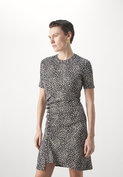 Bloemenprint jurk met korte mouwen, geraffineerde details bij de taille en diagonale zoom. Donkere achtergrond met lichtroze en witte bloemen.