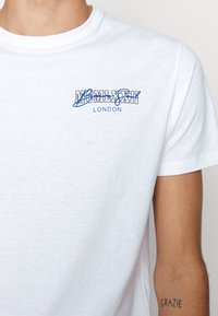 Brave Soul GEMEO - T-shirt estampada - optic white/multicolor