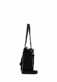 Zwarte leren tas met een geplooid ontwerp, twee schouderbanden en een afneembare lange strap. Heeft een ritsluiting aan de bovenkant.