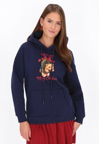 Tengerészkék kapucnis pulóver pamut keverékből, elől egy mackó koszorúval grafikával, piros "Boldog Karácsonyt" felirattal és állítható húzózsinórral.