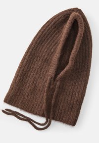 Brun ullbeanie med ribbestruktur, spiss topp og justerbare bånd. Mykt materiale med løs, koselig passform.