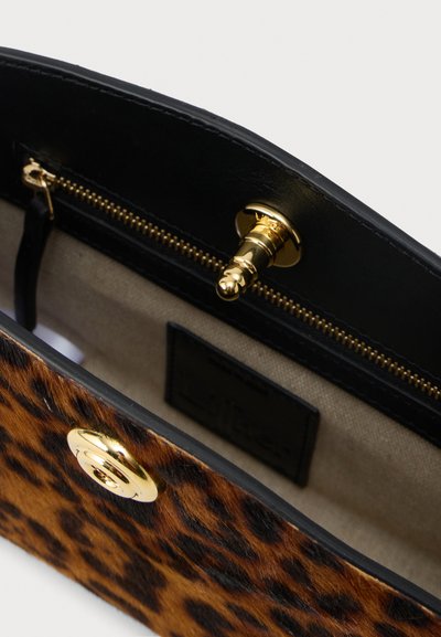 Leopárdmintás pénztárca fekete bőrkivitelben, arany színű fémalkatrészekkel és cipzáros záródással. Belsejében világos szövetbélés és kártyafiók található.