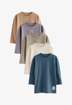 Vijf langesleeve t-shirts in verschillende kleuren: beige, lavendel, olijf, crème en teal. Gladde katoenen stof met ribbelboordjes en labels.