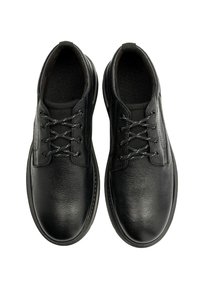 Czarne skórzane buty z teksturowaną powierzchnią, okrągłym noskiem i kontrastującymi sznurowadłami. Płaska, gumowa podeszwa z niewielkim podniesieniem. Klasyczny design.