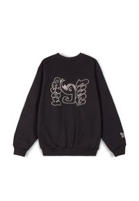 Sudadera negra con un gran diseño gráfico blanco en la parte posterior. Mangas largas con puños elásticos y cinturilla. Textura de tela de punto suave.