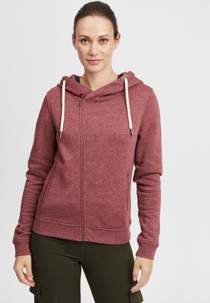 Haut de hoodie zippé bordeaux en tissu doux, avec une capuche à cordon de serrage, deux poches latérales et des détails en cuir près de l'ourlet et des poches.