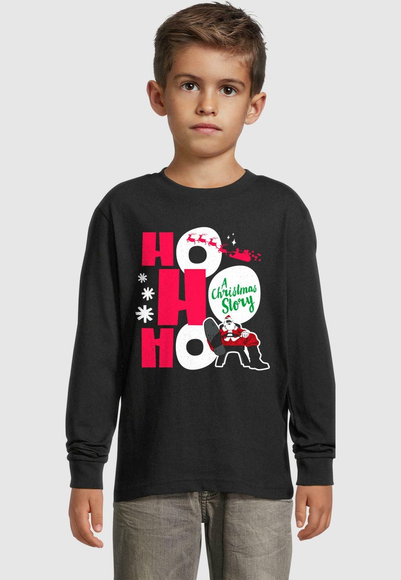 Fekete, hosszú ujjú póló, piros és fehér "HO HO HO" mintával, Mikulás grafikával és zöld "A Karácsonyi Történet" szöveggel.