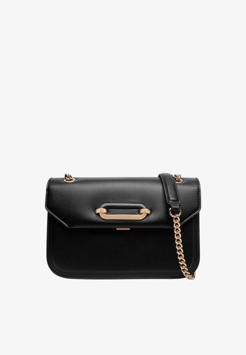 Borsa a tracolla in pelle nera con design strutturato, dotata di una tracolla a catena in tonalità oro e di una chiusura frontale con un accento in metallo decorativo.
