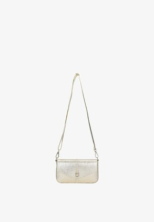 Petit sac à bandoulière rectangulaire métallique argenté avec une longue sangle réglable et un rabat avant sécurisé par une boucle.