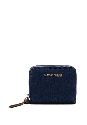 Dunkelblaues Denim-Portemonnaie mit goldfarbenem Logo, Reißverschluss und braunem Quastenakzent. Genähte Kanten erhöhen die Haltbarkeit und Textur.