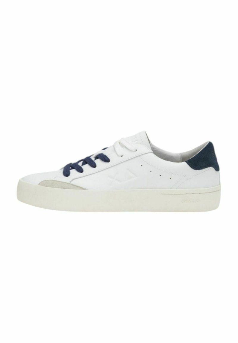 Sneaker bianca con lacci blu navy, accentuazione in suede sulla punta e tacco testurizzato. Presenta cuciture minime e una suola in gomma arrotondata.