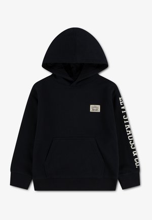Zwarte hoodie met buidelzak, klein logopatch op de borst en witte tekst langs de rechtermouw.
