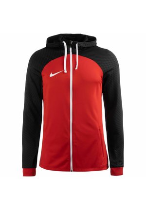 Rode en zwarte zip-up jack met capuchon, met een diagonale gesplitste ontwerpelement, textuur op de schouderpanelen en witte trekkoorden. Nike-logo aanwezig.