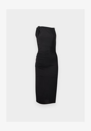 Robe midi noire asymétrique sans manches avec des détails froncés sur le côté et un décolleté drapé sur un fond uni.