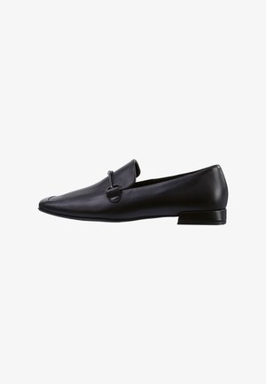 Mocassin en cuir noir avec petit talon et détail en métal sur le dessus, présenté de profil sur fond blanc.