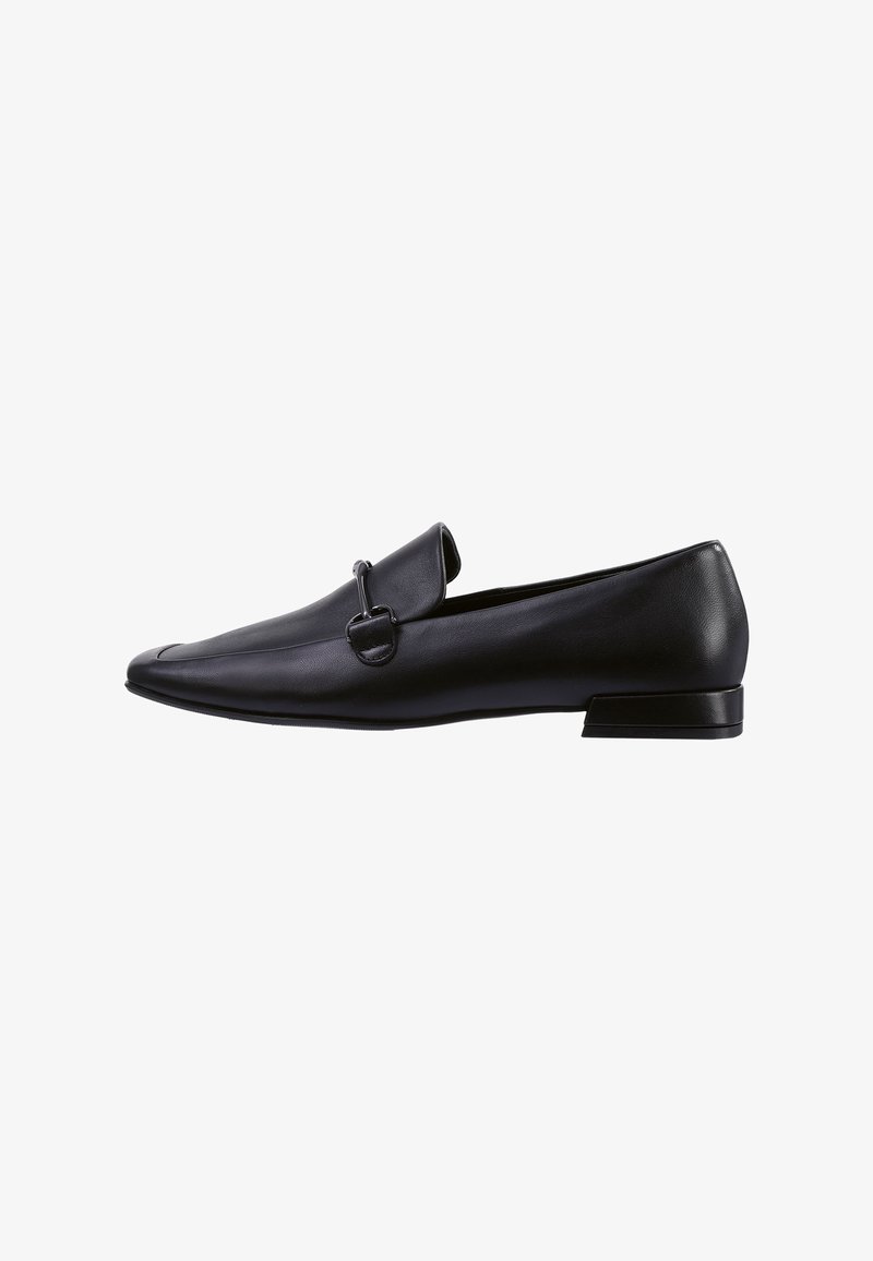 Mocassin en cuir noir avec petit talon et détail en métal sur le dessus, présenté de profil sur fond blanc.