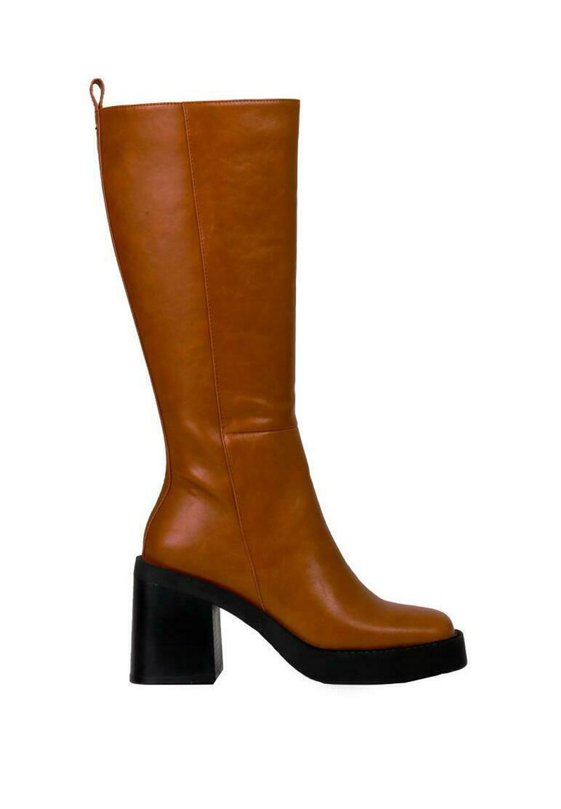 Botte en cuir marron jusqu'au genou avec un bout carré et un large talon noir. Comprend une languette à l'arrière et une texture lisse.